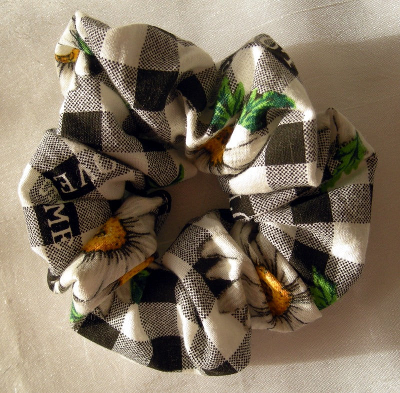Daisies Checkered Scrunchy - Small